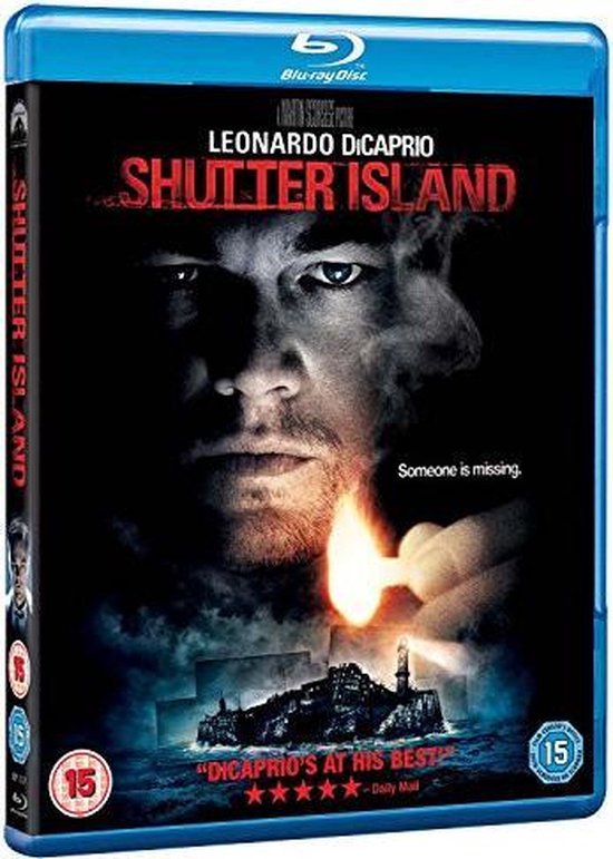 Blu-ray hoes van Shutter Island met Leonardo DiCaprio, een brandend vuurtje en een vuurtoren. "Iemand wordt vermist."