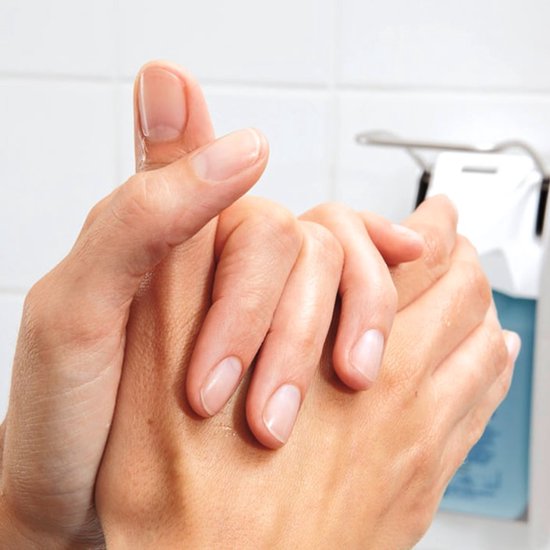 Detailopname van handen die Sterillium Gel Pure handdesinfectiemiddel aanbrengen.