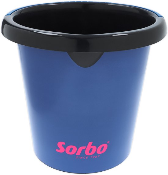 Blauwe Sorbo emmer met zwarte rand en roze logo.