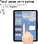 Vinger raakt een tablet aan met weer-app. Tekst: Touchscreen werkt perfect. De functionaliteit van het beeldscherm wordt niet aangetast.
