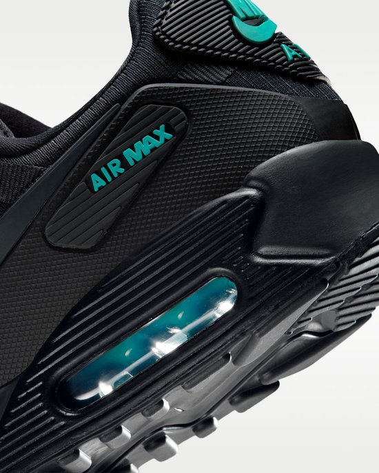 Detail van de zwarte Nike Air Max 90 Drift sneaker met turquoise 'AIR MAX' opschrift en zichtbare luchtkamer in de zool.