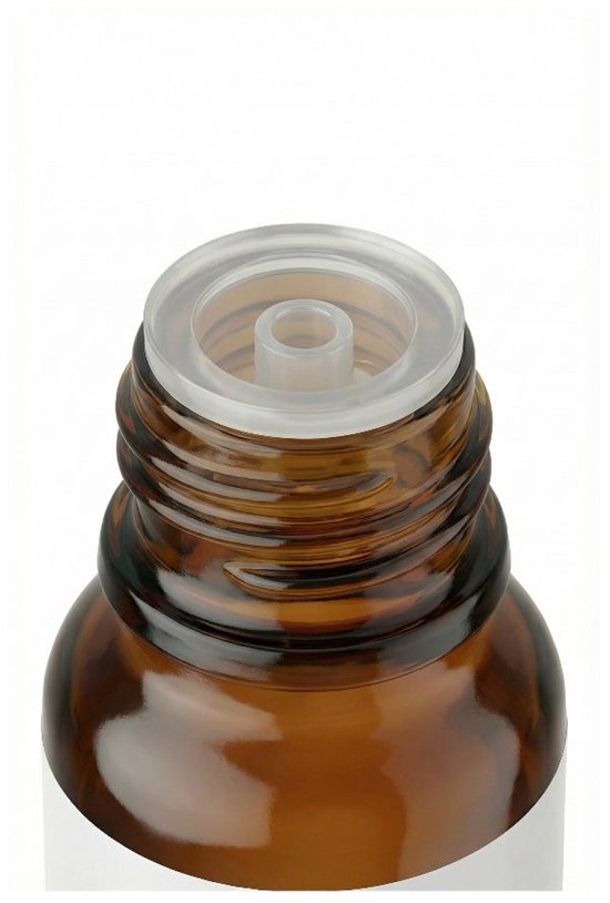 Close-up van de opening van een bruine glazen fles met een transparante druppeldop en zwarte schroefdraad.