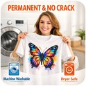Une femme tient un t-shirt blanc avec un imprimé papillon coloré. Lavable en machine et séchable au sèche-linge.