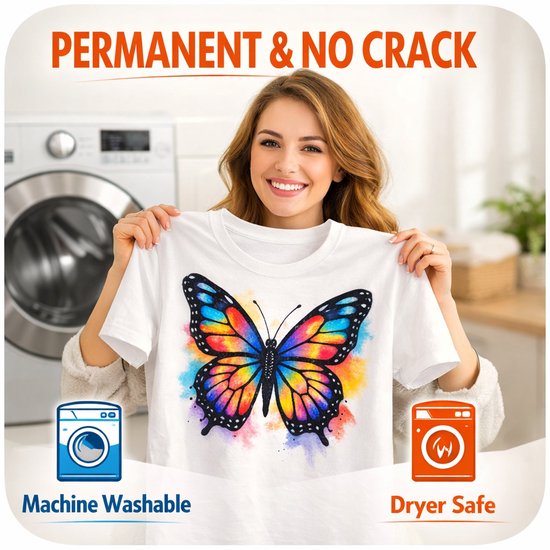 Une femme tient un t-shirt blanc avec un imprimé papillon coloré. Lavable en machine et séchable au sèche-linge.
