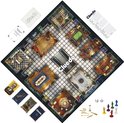 Cluedo bordspel met personages, wapens, dobbelstenen en kaarten.