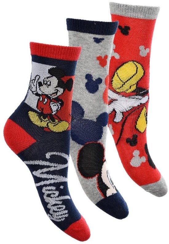 Drie paar kindersokken met Mickey Mouse-prints in rood, grijs en blauw.