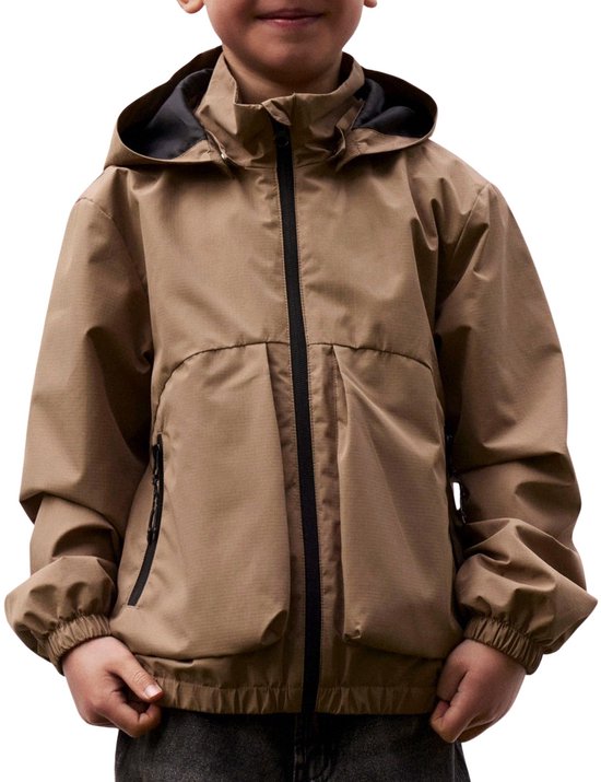 Garçon portant une veste marron à capuche, fermeture éclair noire et poches.