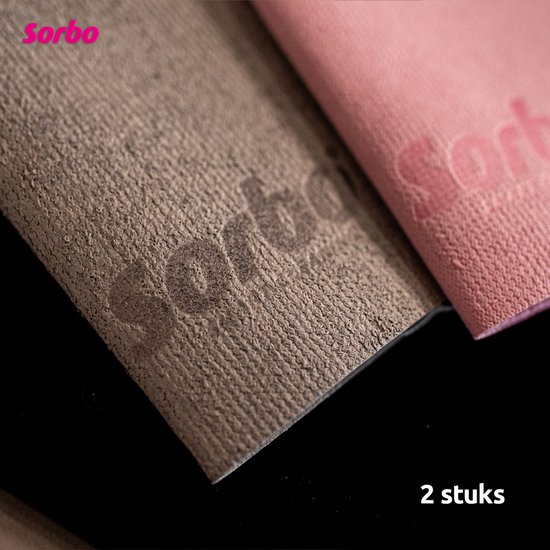 Close-up van twee Sorbo microvezeldoeken, één roze en één grijs, met opdruk.