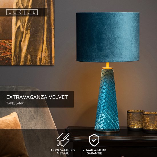 Turkoois fluwelen tafellamp met een schubbenpatroon op de voet. "EXTRAVAGANZA VELVET TAFELLAMP" is zichtbaar.