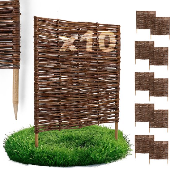 Een gevlochten schutting op groen gras, met de tekst 'x10' en meerdere schuttingen op de achtergrond.