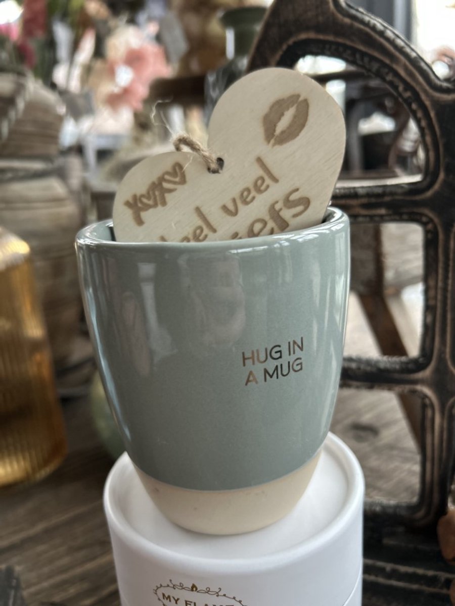 Creaties van hier Geurkaars in theemok Hug in a Mug met houten hartje – 10 cm – Tea noir