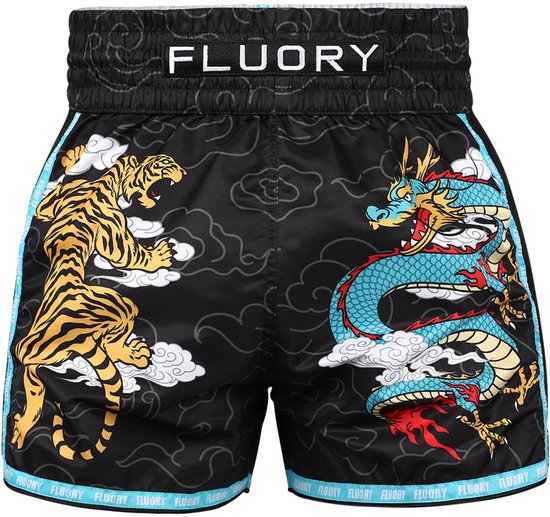 Zwarte Muay Thai shorts met tijger en draak, wolkenpatroon en FLUORY logo op de zwarte boord.