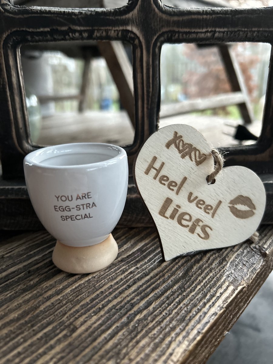 Creaties van hier Soja kaars in eierdop met houten hartje - 6 cm - Keramiek you are egg stra special