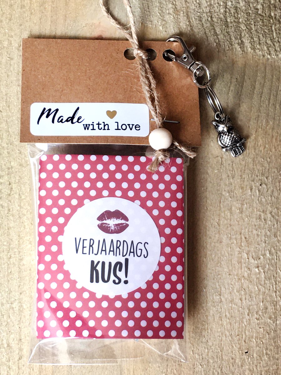 Verjaardag Thee cadeau, met tekstkaartje 'Verjaardags Kus!' en sleutelhanger met bedeltje, kadopakketje