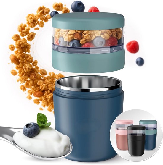 Blauwe en groene ontbijtbeker, met daarboven deksel met muesli en bessen. Hiernaast yoghurt met blauwe bes.