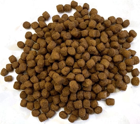 Une pile de croquettes rondes et brunes pour hérisson.