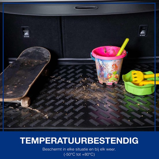 Zwarte kofferbakmat met patroon, met een skateboard, emmer en schep, vuil ligt op de mat.