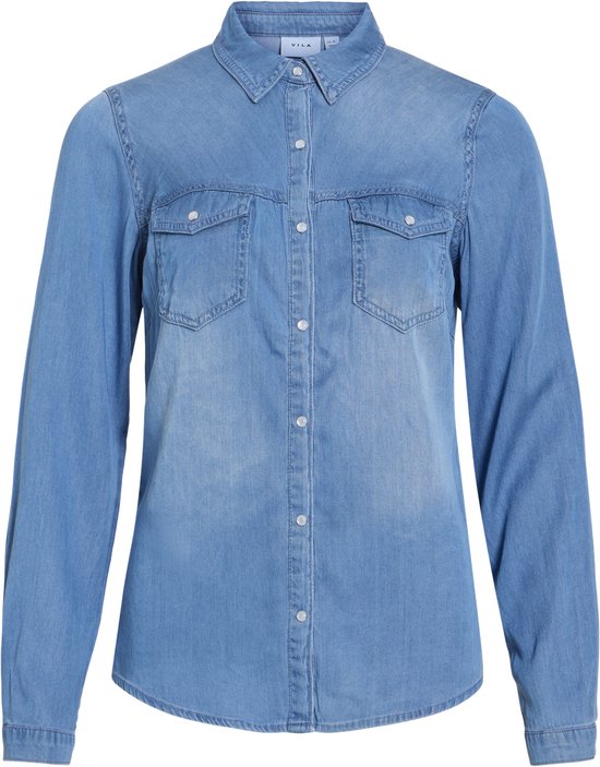 Lichtblauwe denim blouse met lange mouwen, kraag en twee opgestikte borstzakken met knopen.