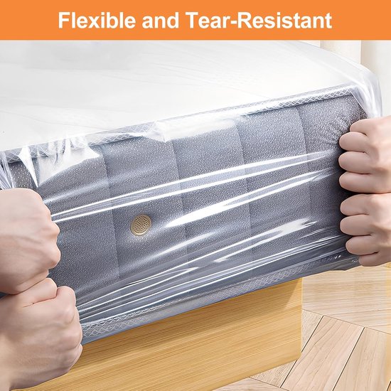 Handen rekken een transparante matras beschermhoes uit, 'Flexibel en scheurvast' tekst.