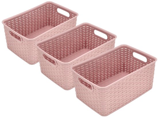 Drie identieke roze kunststof opbergmanden met rieten design, naast elkaar geplaatst.
