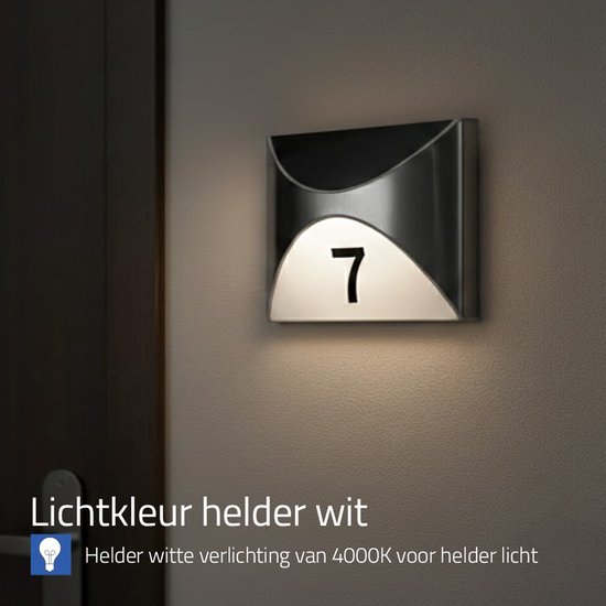 Huisnummer 7, zilverkleurig met helder witte verlichting.