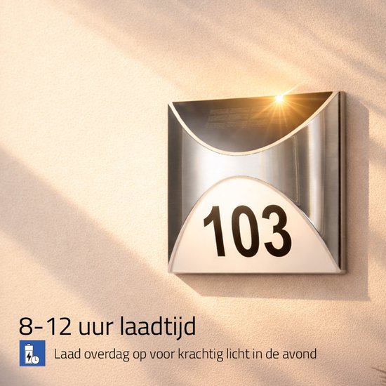Huisnummer 103, zilverkleurig, met zonnepaneel bovenop en helder licht.