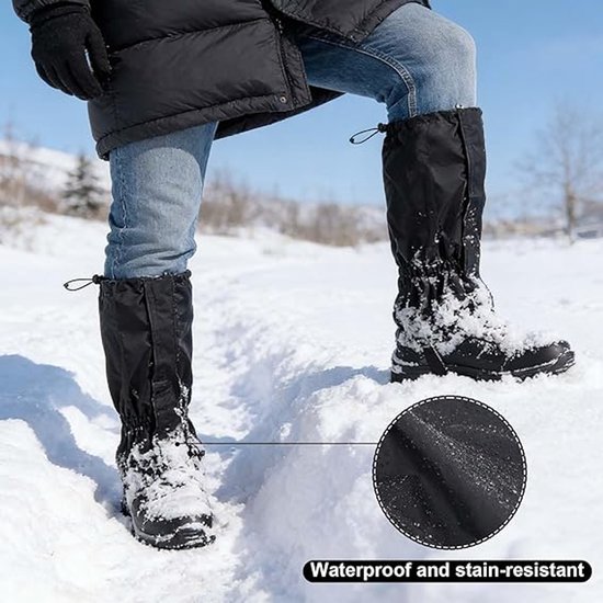 Zwarte gamaschen om de benen van een persoon in de sneeuw, waterdicht.