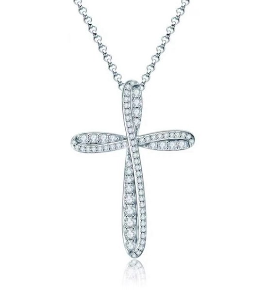 Zilveren collier met een open, gedraaid kruishanger bezet met glinsterende moissanietstenen.