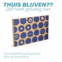 Bruine kartonnen verzenddoos met blauwe cirkels en iconen. Tekst "Hallo" in een spraakballon.