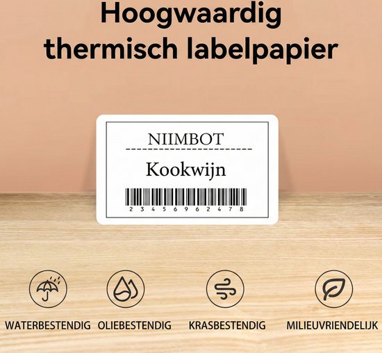 Een witte label met de tekst "NIIMBOT Kookwijn" en een streepjescode. Iconen voor water-, olie- en krasbestendigheid en milieuvriendelijkheid staan onderaan.