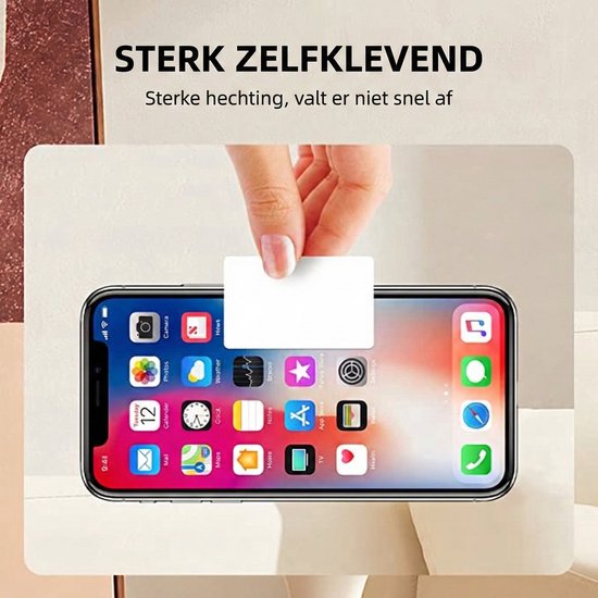 Een hand houdt een witte kaart boven een smartphone met het beginscherm. "STERK ZELFKLEVEND" staat bovenaan.