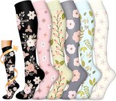 Six paires de bas de compression dans différentes couleurs et imprimés floraux : noir, rose, vert, gris, bleu clair et crème.
