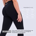 Zwarte sportlegging met nadruk op de pasvorm en een maattabel.