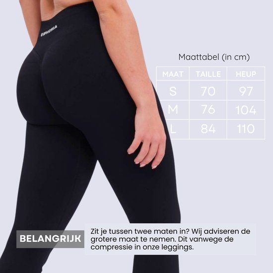 Zwarte sportlegging met nadruk op de pasvorm en een maattabel.