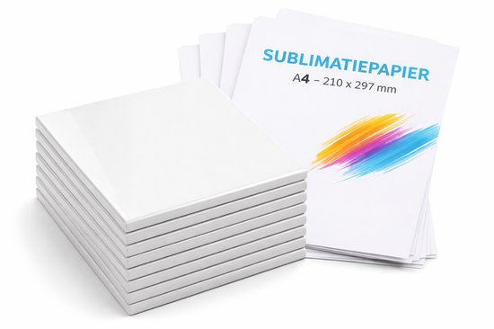Een stapel witte, glanzende keramische tegels naast een stapel sublimatiepapier met de tekst 'SUBLIMATIEPAPIER A4 - 210 x 297 mm' en kleurrijke vegen.