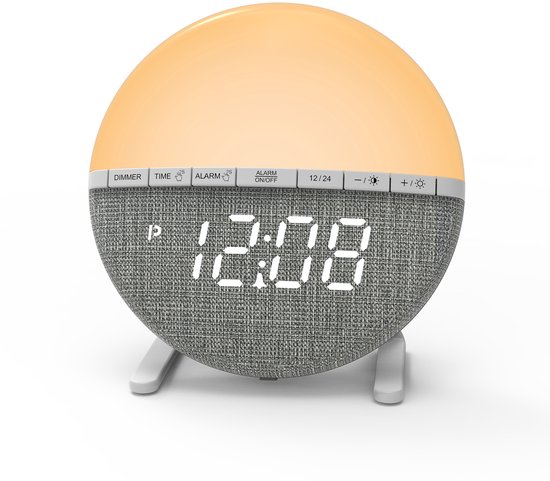 Ronde wekker met witte bovenkant en grijze stoffen voorkant. Met digitale tijdsaanduiding '12:08' en bedieningsknoppen.