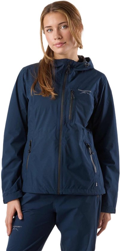 Dames staan in een donkerblauwe regenjas en bijpassende broek van Swedemount.