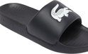 Zwarte slider slipper met witte krokodillenprint op de band en 'LACOSTE' op de zool.