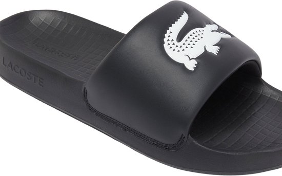 Zwarte slider slipper met witte krokodillenprint op de band en 'LACOSTE' op de zool.