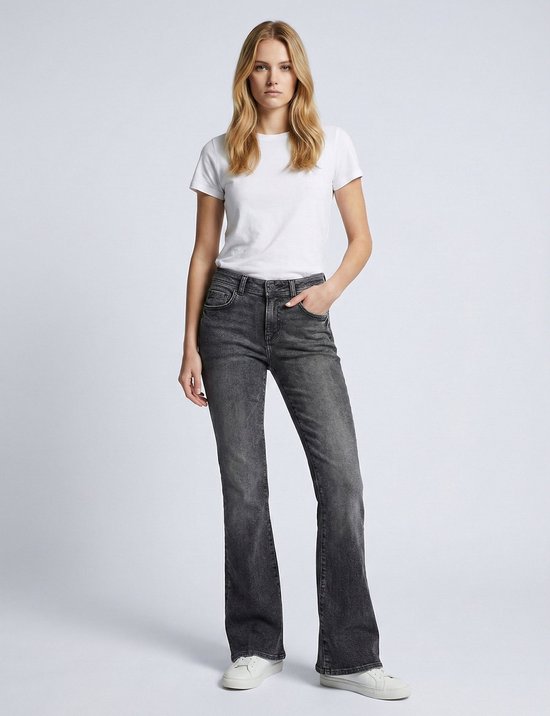 Model draagt een wit T-shirt en een grijze, uitlopende LTB Jeans met vijf zakken en witte sneakers.