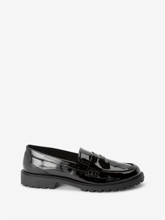 Zwarte lakleren loafer met dikke zool.