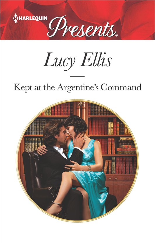 Boekomslag van 'Kept at the Argentine's Command' door Lucy Ellis. Een stel kust in een leren stoel voor een boekenkast.