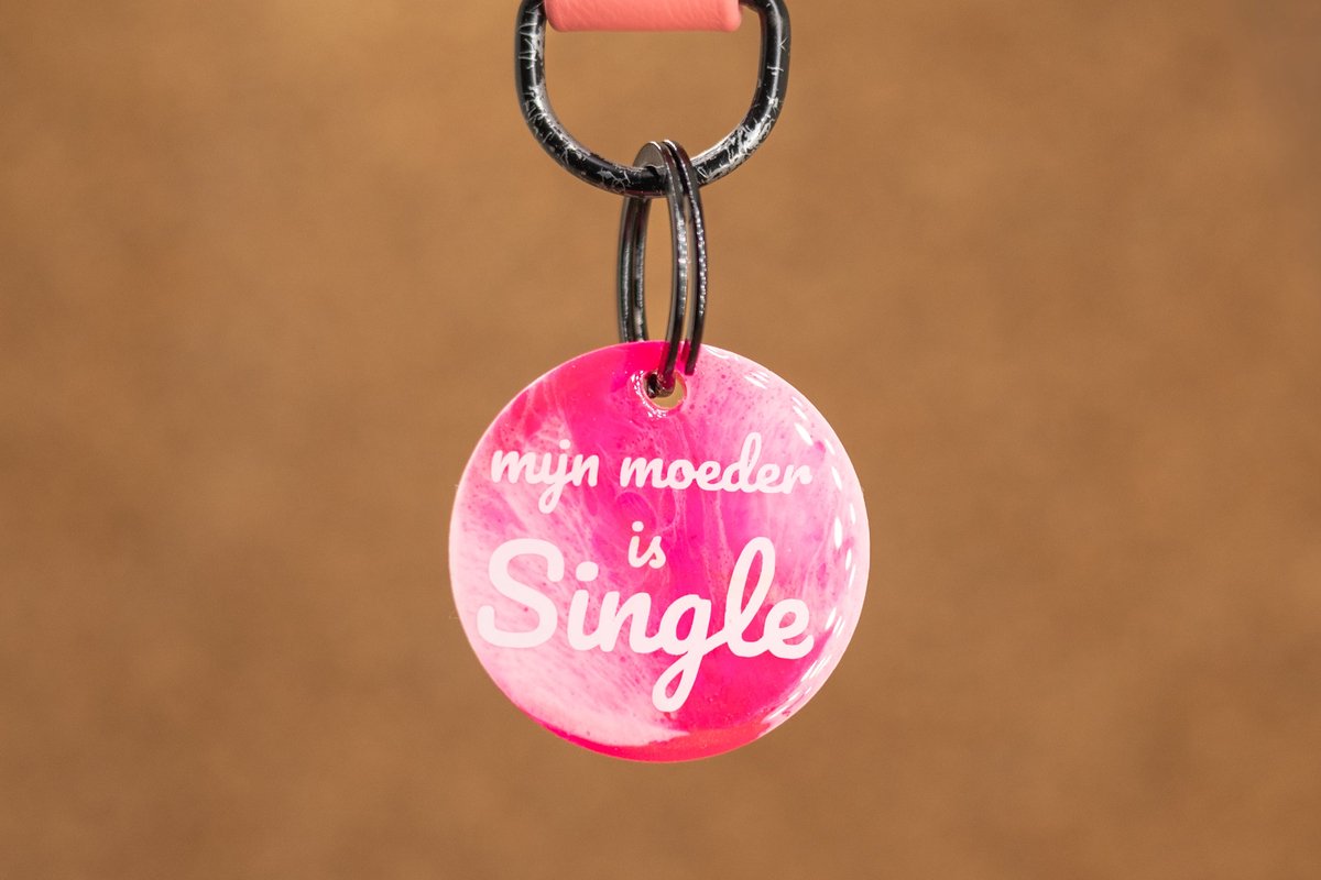 Crackerjack hondenpenning - Fun tag - Mijn moeder is single - slijtvast - moddervast - uniek - leuk als cadeau