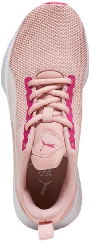 Roze Puma Flyer Runner hardloopschoen met roze veters en witte zool.