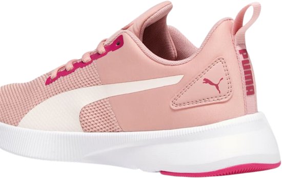 Roze Puma Flyer Runner hardloopschoen met witte zool en 'Puma' tekst op achterkant.