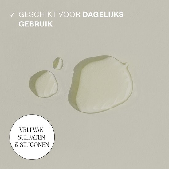Druppels haarolie op een lichte achtergrond. Tekst: Geschikt voor dagelijks gebruik. Vrij van sulfaten & siliconen.