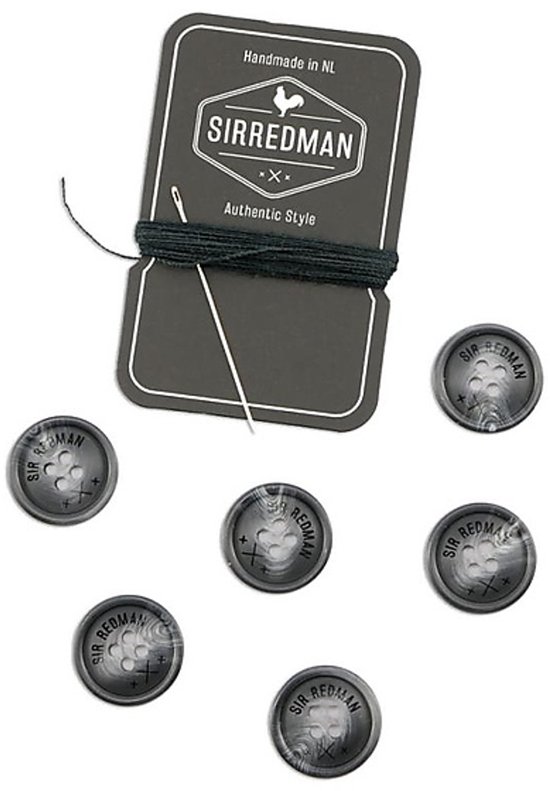 Zes knopen met 'Sir Redman' logo en een naaisetje met garen, naald en kaart.