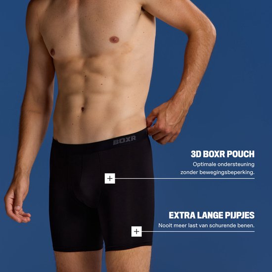 Man in zwarte BOXR boxershort met 3D-pouch en extra lange pijpjes.