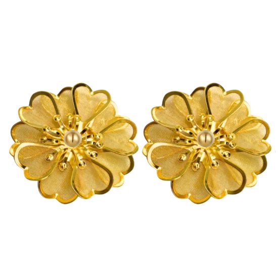 Gouden bloemoorbellen met een parel in het midden en delicate blaadjes.