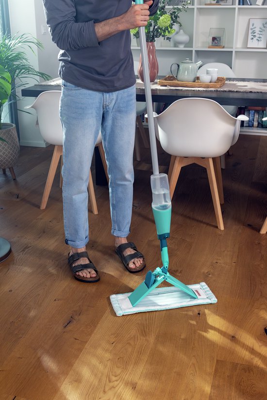 Man poetst houten vloer met Leifheit Easy Spray XL vloerwisser.